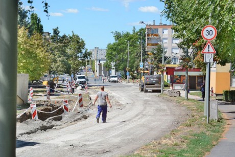 Irányhelyes kerékpársávok épülnek és az utat is felújítják a Mátyás király körúton
